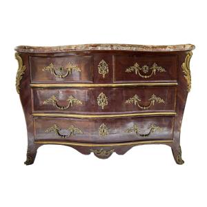 Commode d&rsquo;&eacute;poque R&eacute;gence &agrave; fa&ccedil;ade galb&eacute;e et c&ocirc;t&eacute;s en fuite