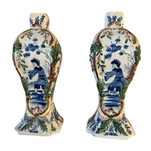 Paire de vases en faïence de Delft polychromes d’époque XVIII eme