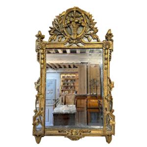 Grand miroir à fond de glace d’époque Louis XVI dans sa dorure d’origine