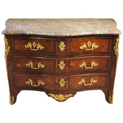 Grande commode de salon marquet&eacute;e d&rsquo;&eacute;poque Louis XV