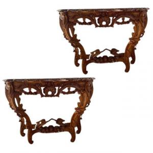 Paire de consoles Louis XV en bois naturel reposantes sur quatre pieds