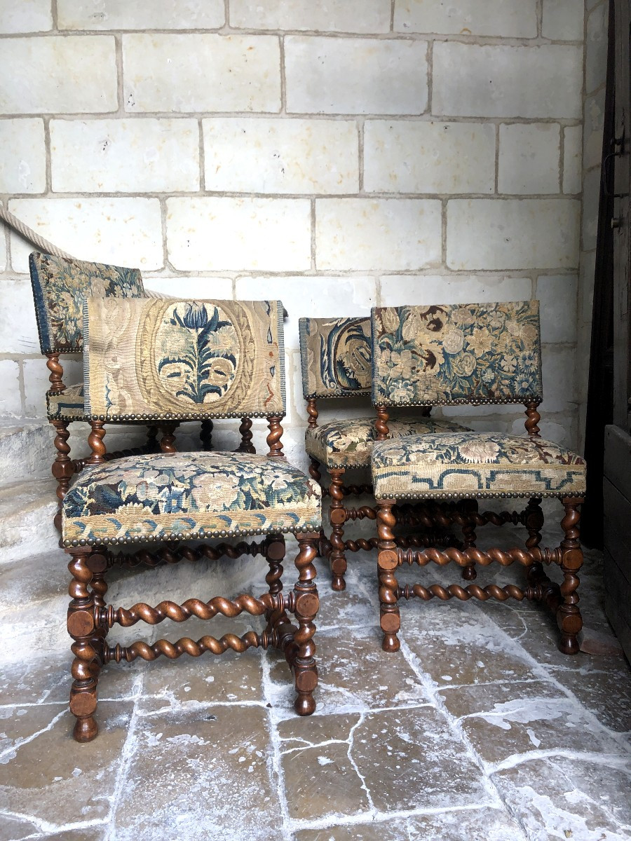 Quatre chaises Louis XIII . 
