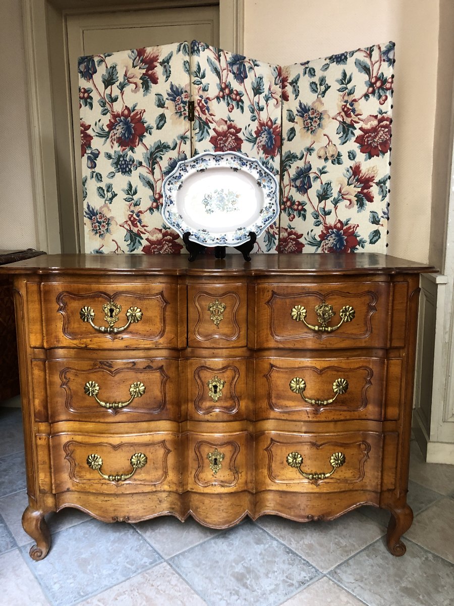 Crossbow Chest Of Drawers, 18th Century.