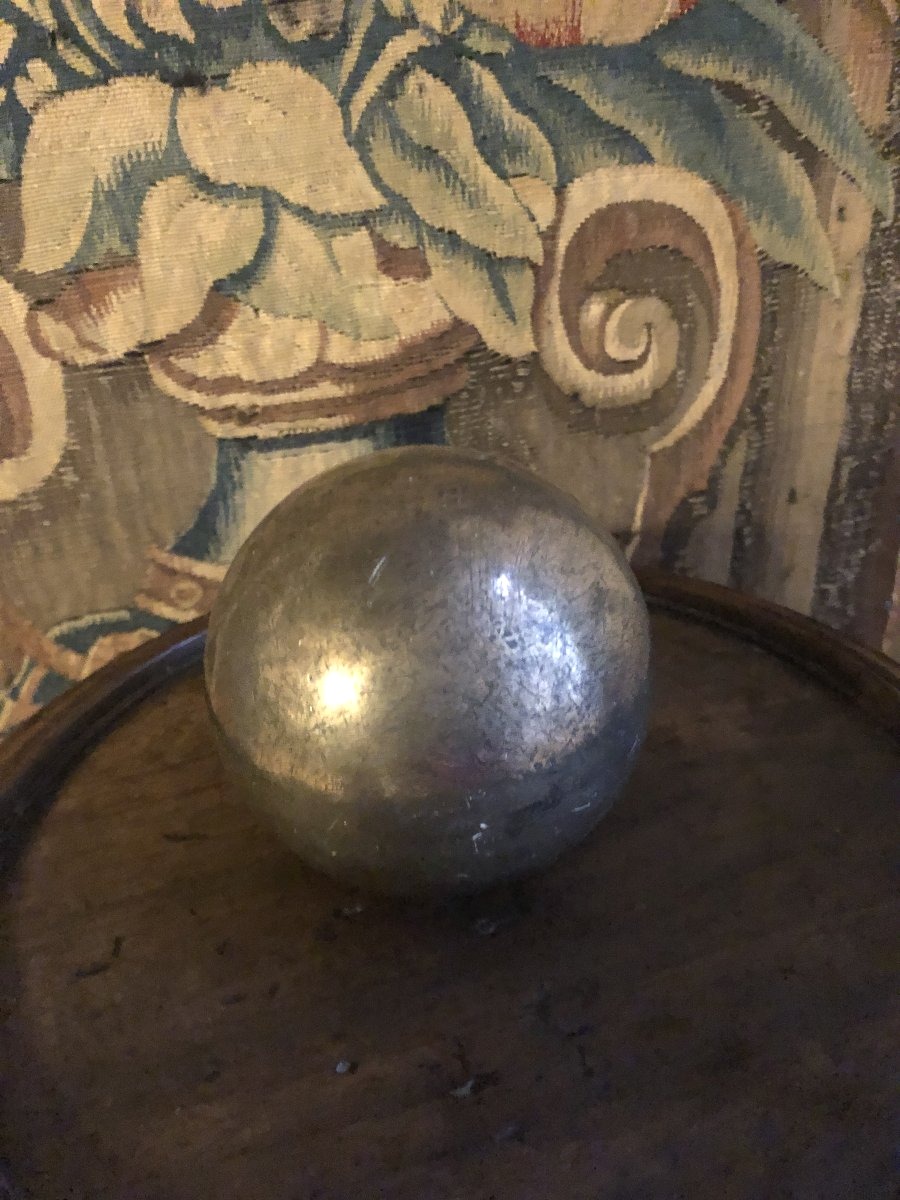 Boule en bronze .