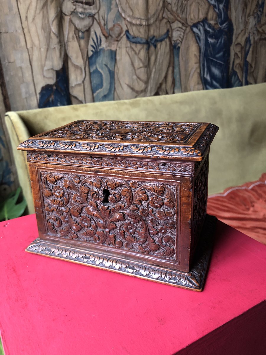 Coffret en bois de Sainte Lucie, XVIIème .