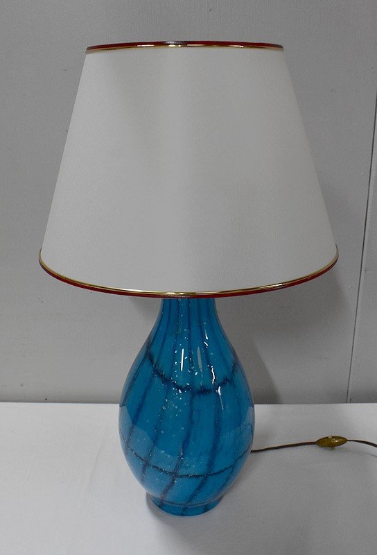 Lampe à Abat Jour Blanc Et Pied En Verre Bleu – 1940 / 1960
