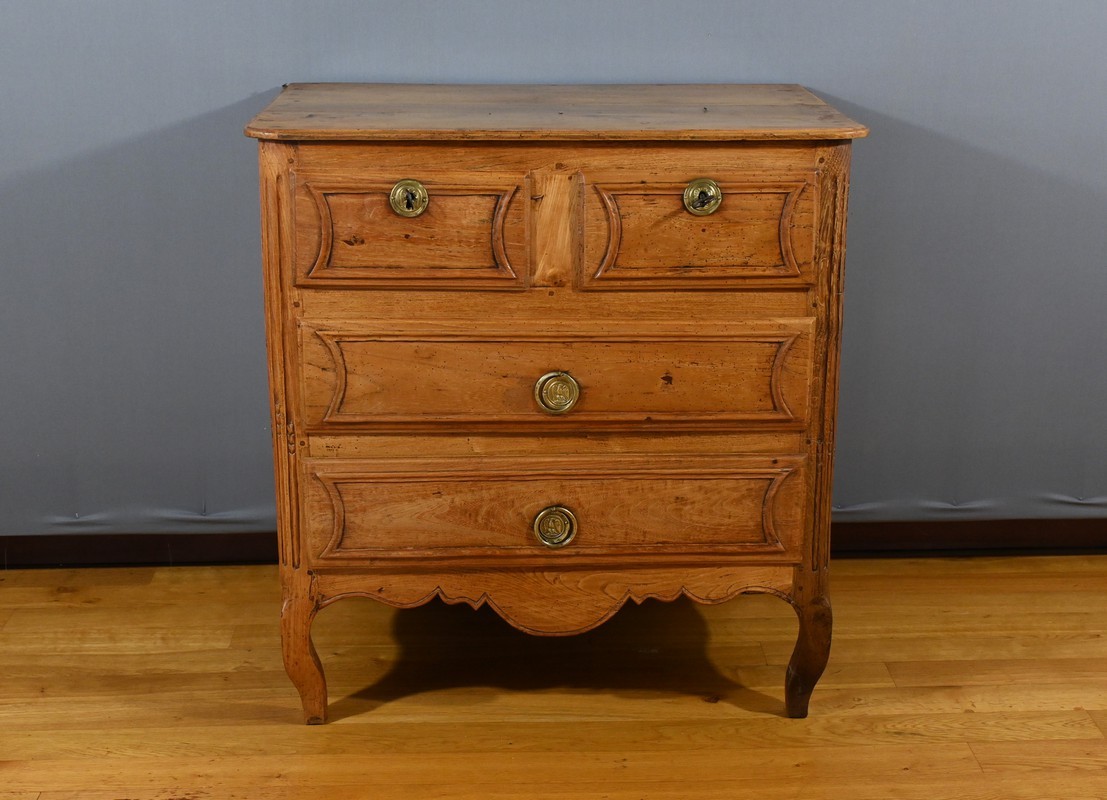 Petite Commode en Frêne, Transition Louis XIV / Louis XV - Fin XVIIIe