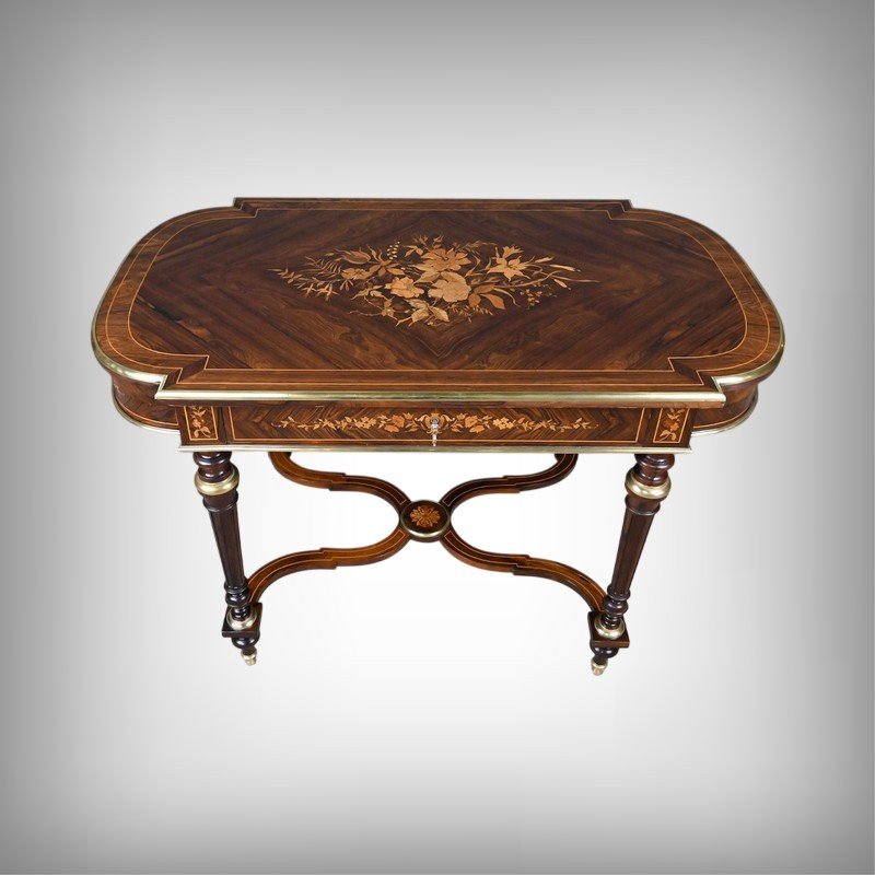 Table de Milieu en Placage de Palissandre, époque Napoléon III – 2ème partie XIXe