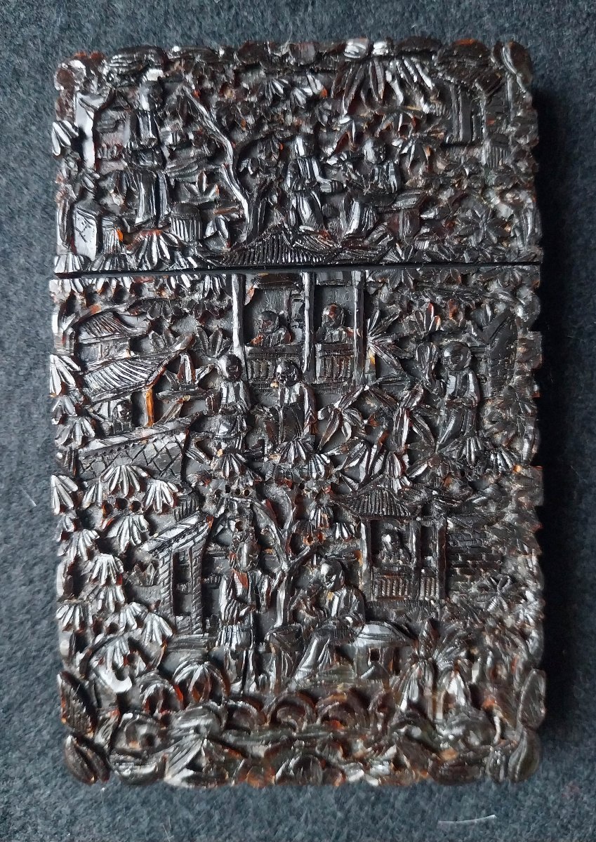 ETUI A CARTES EN ECAILLE SCULPTE, CHINE VERS 1860 