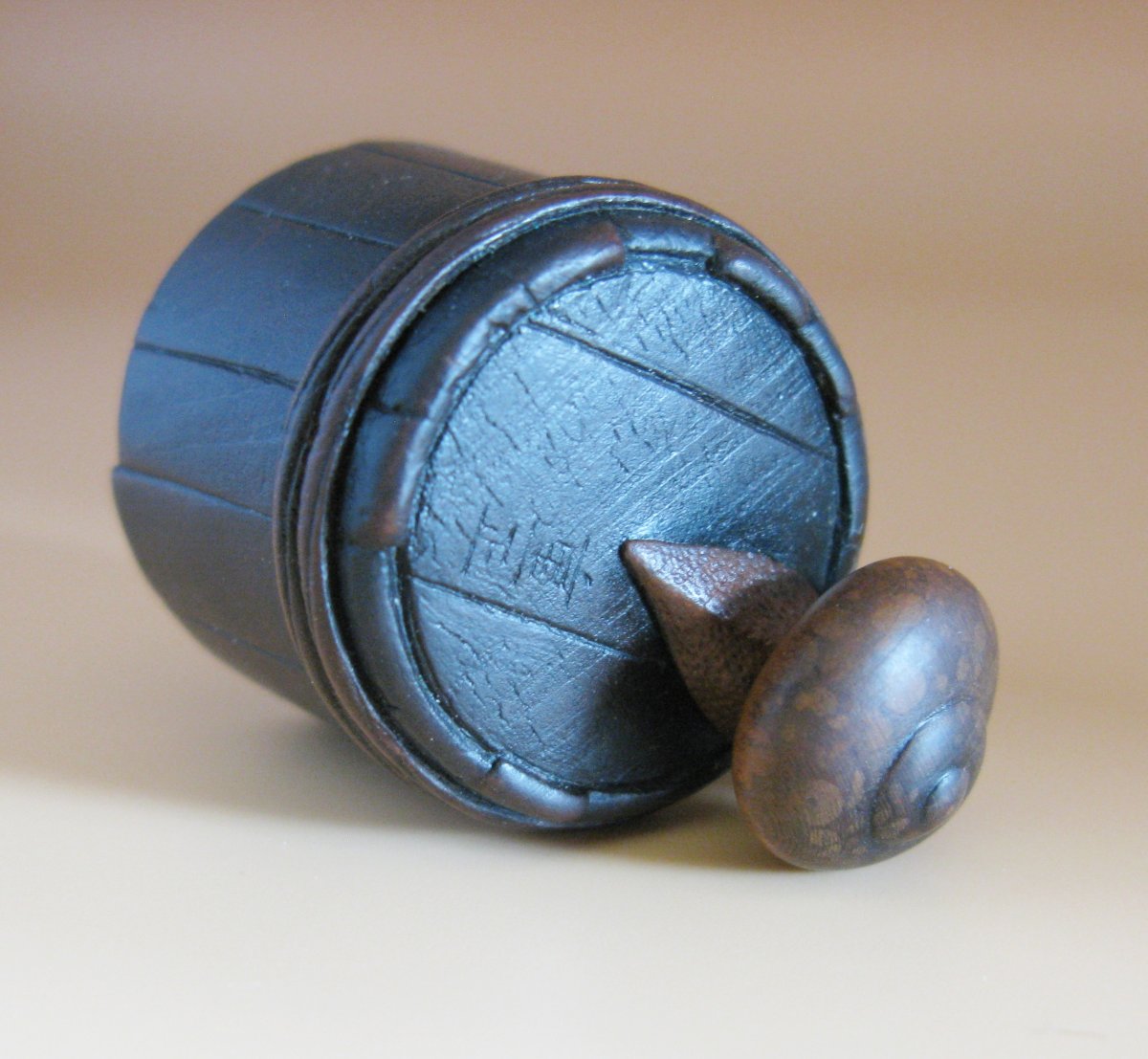 Shigemasa (重正) Netsuke en bois japonais de l'époque Edo en forme d'escargot sur un seau-photo-3