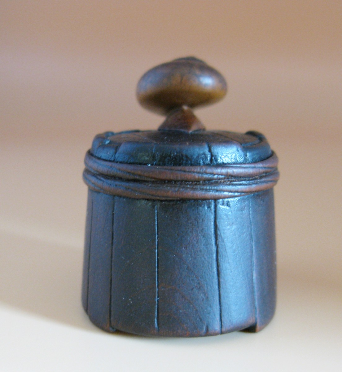 Shigemasa (重正) Netsuke en bois japonais de l'époque Edo en forme d'escargot sur un seau-photo-1