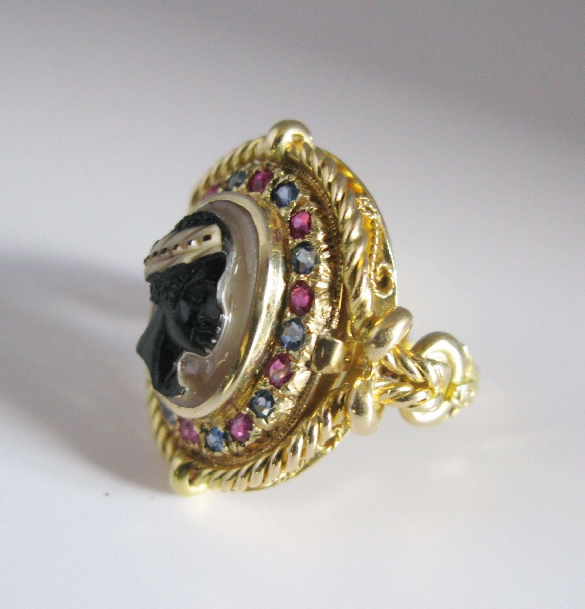 Une bague camée en pierre dure en or 18 carats, rubis et saphirs-photo-2