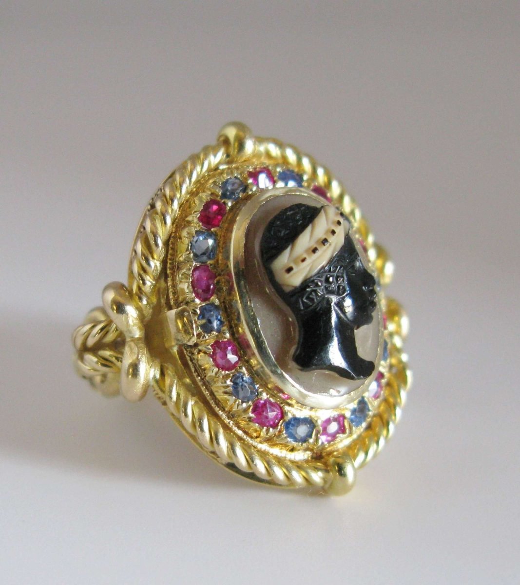 Une bague camée en pierre dure en or 18 carats, rubis et saphirs-photo-2
