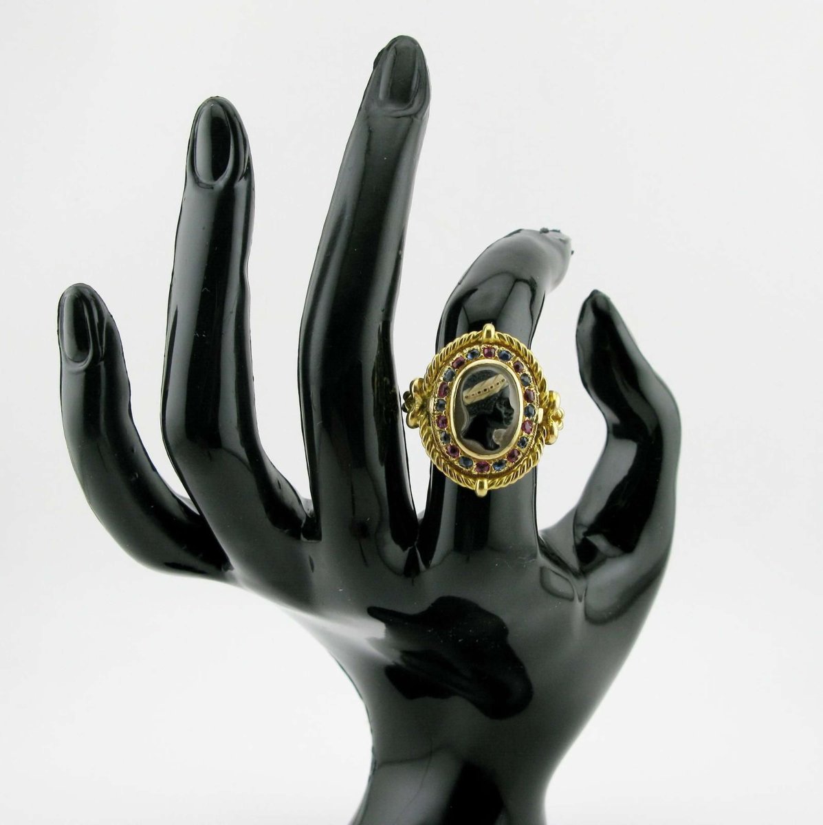 Une bague camée en pierre dure en or 18 carats, rubis et saphirs-photo-3