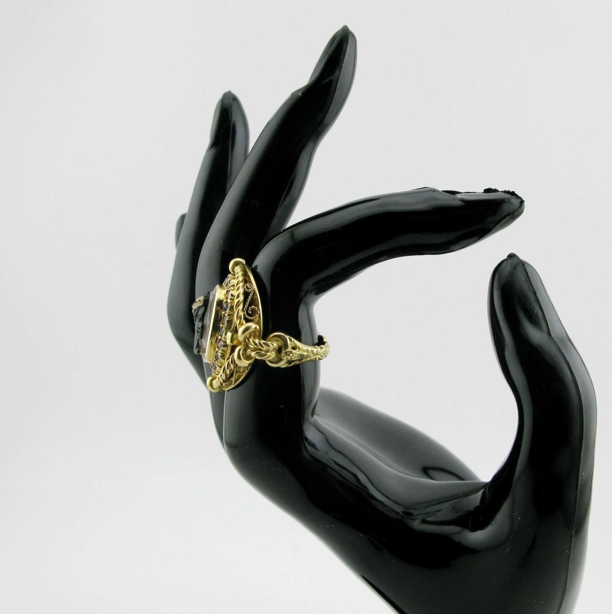 Une bague camée en pierre dure en or 18 carats, rubis et saphirs-photo-4