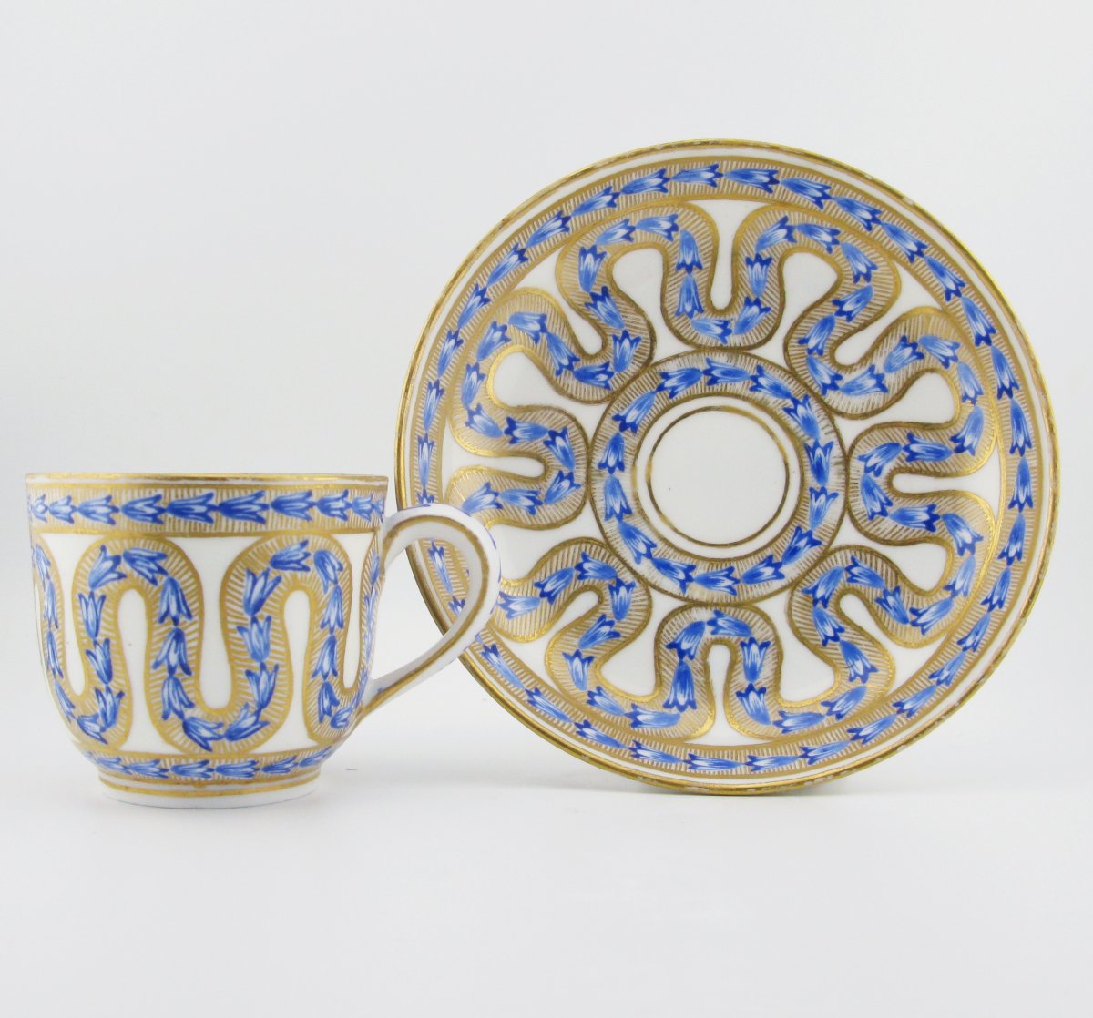Tasse et soucoupe en porcelaine de Sèvres, XVIIIe siècle, vers 1770-photo-2