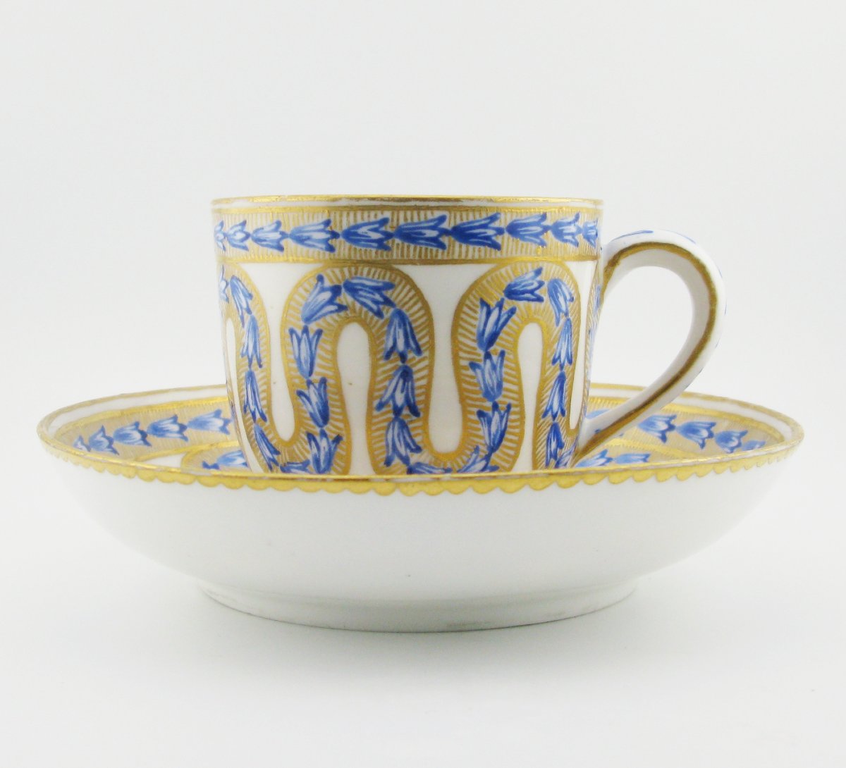 Tasse et soucoupe en porcelaine de Sèvres, XVIIIe siècle, vers 1770-photo-3