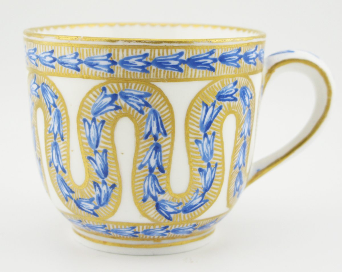 Tasse et soucoupe en porcelaine de Sèvres, XVIIIe siècle, vers 1770-photo-1