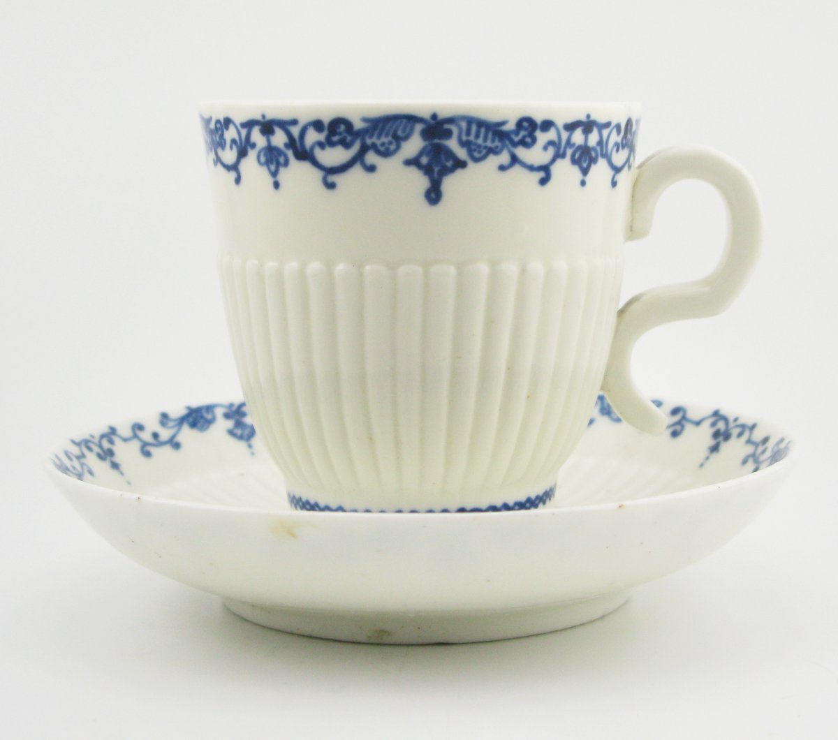 Tasse et soucoupe tremblantes en porcelaine de Saint-Cloud, XVIIIe siècle, vers 1740-photo-2