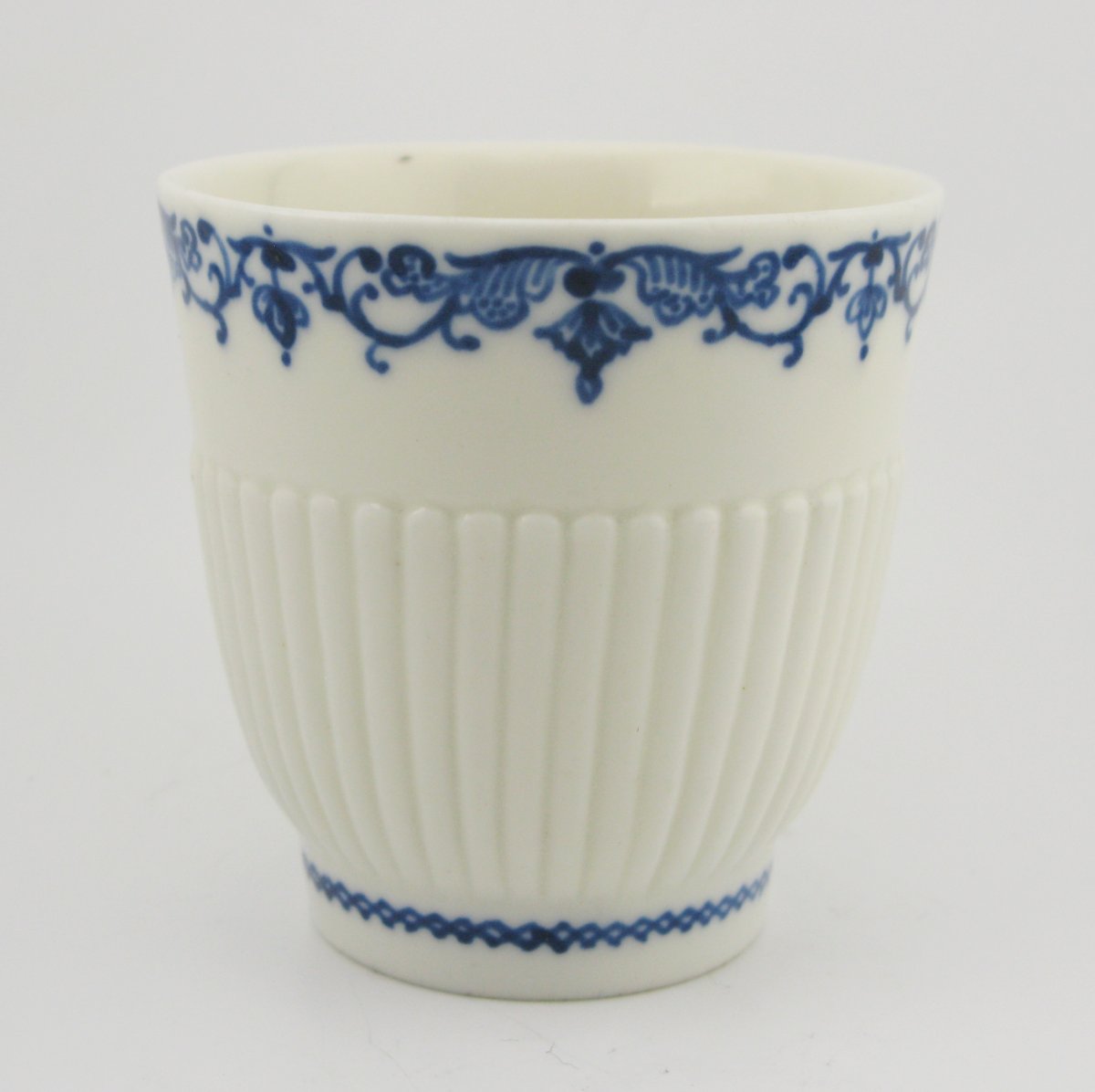 Tasse et soucoupe tremblantes en porcelaine de Saint-Cloud, XVIIIe siècle, vers 1740-photo-2