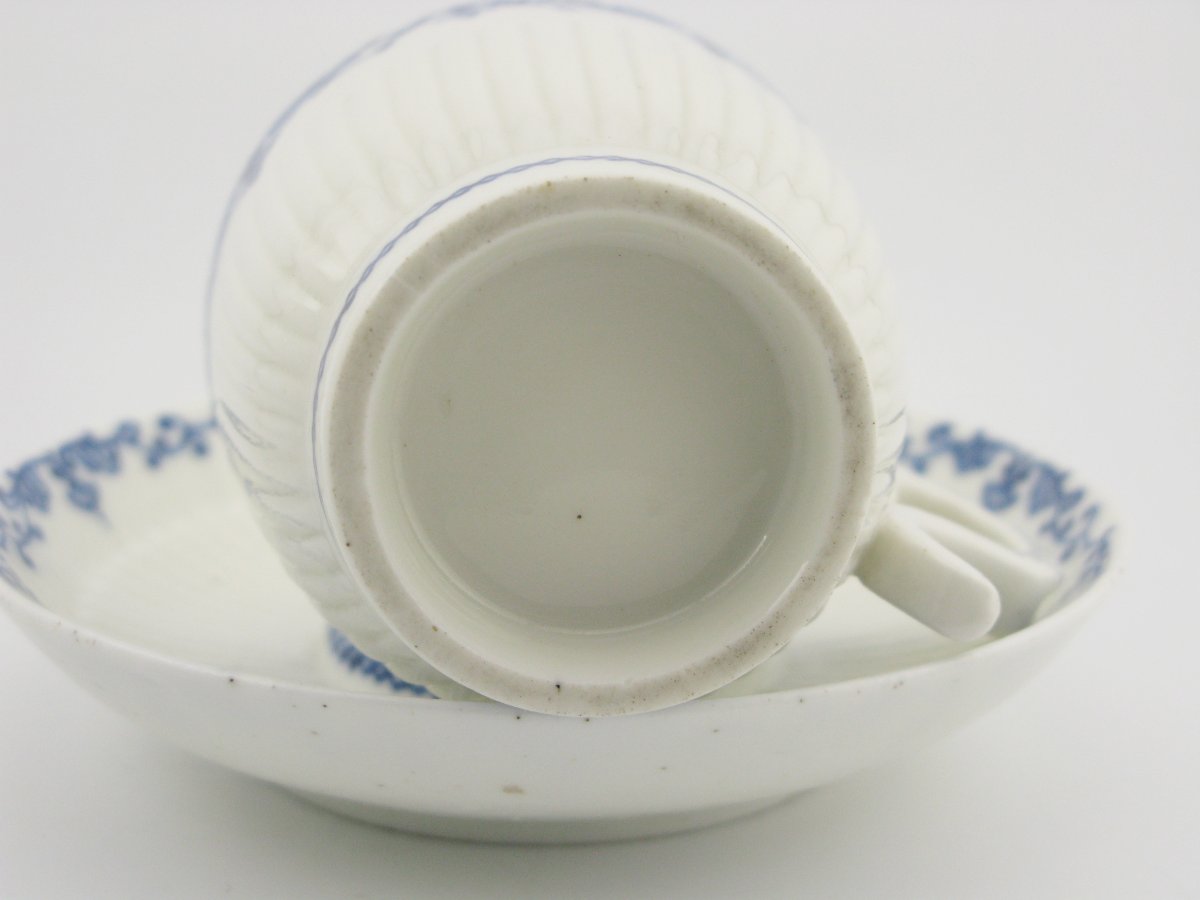 Tasse et soucoupe tremblantes en porcelaine de Saint-Cloud, XVIIIe siècle, vers 1740-photo-6