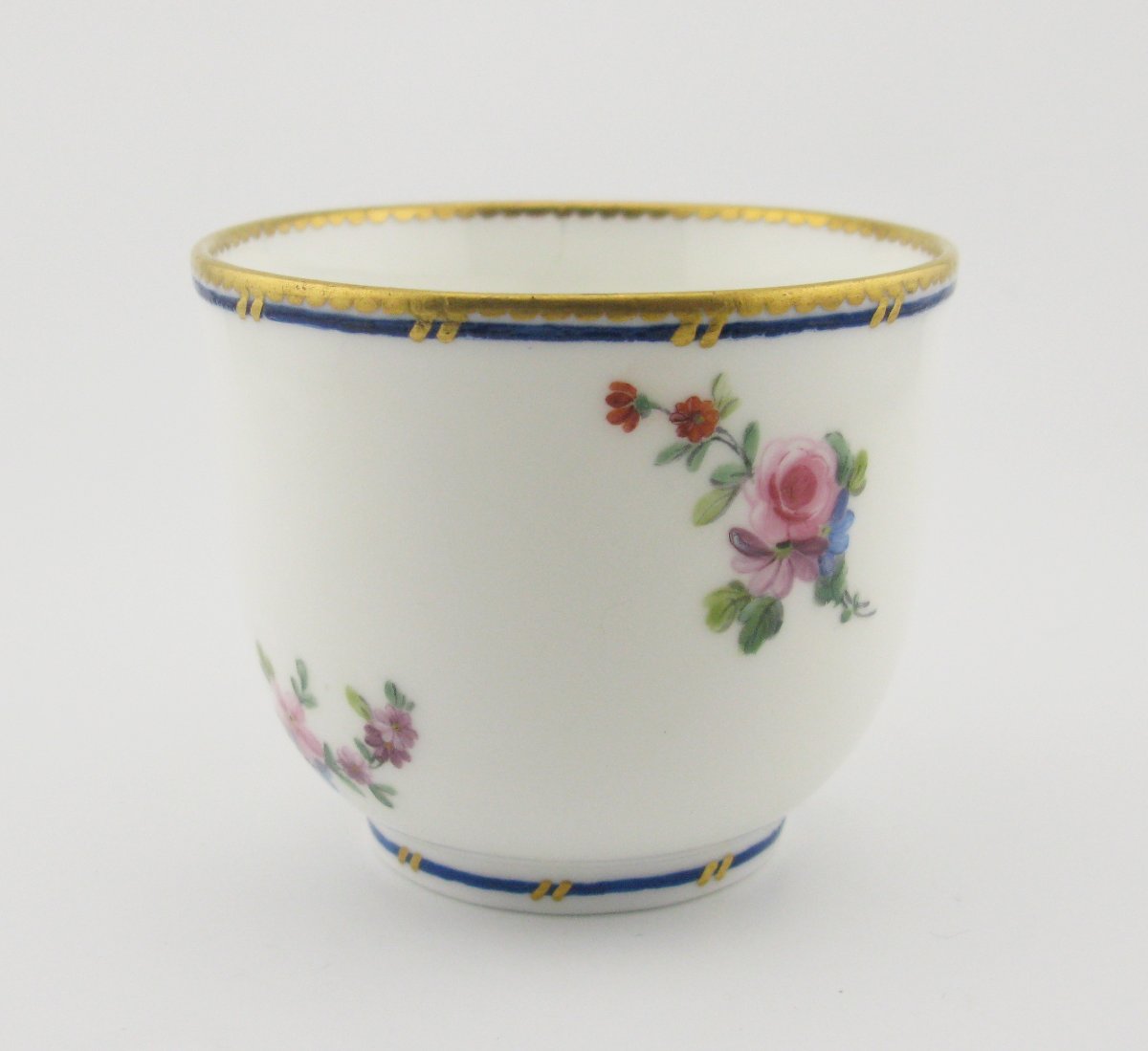 Tasse et soucoupe en porcelaine de Sèvres du XVIIIe siècle, 1766-photo-2