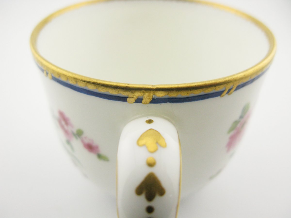 Tasse et soucoupe en porcelaine de Sèvres du XVIIIe siècle, 1766-photo-3