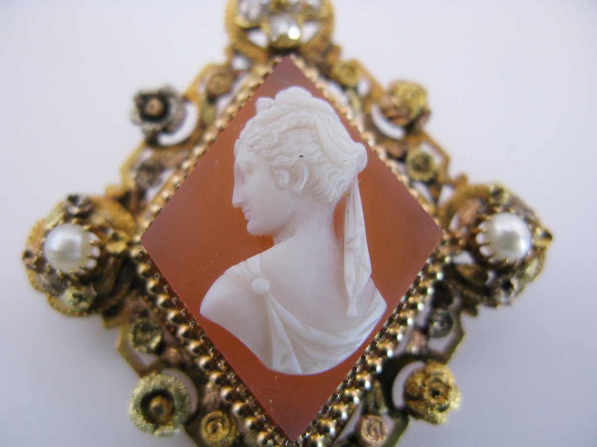 Broche camée antique en cornaline et pierre dure, or 18 carats, diamants et perles-photo-2