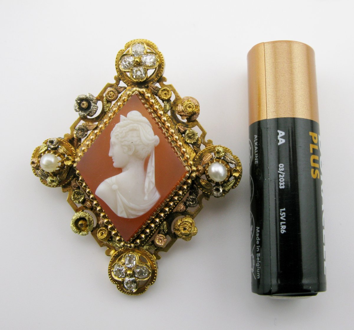 Broche camée antique en cornaline et pierre dure, or 18 carats, diamants et perles-photo-7