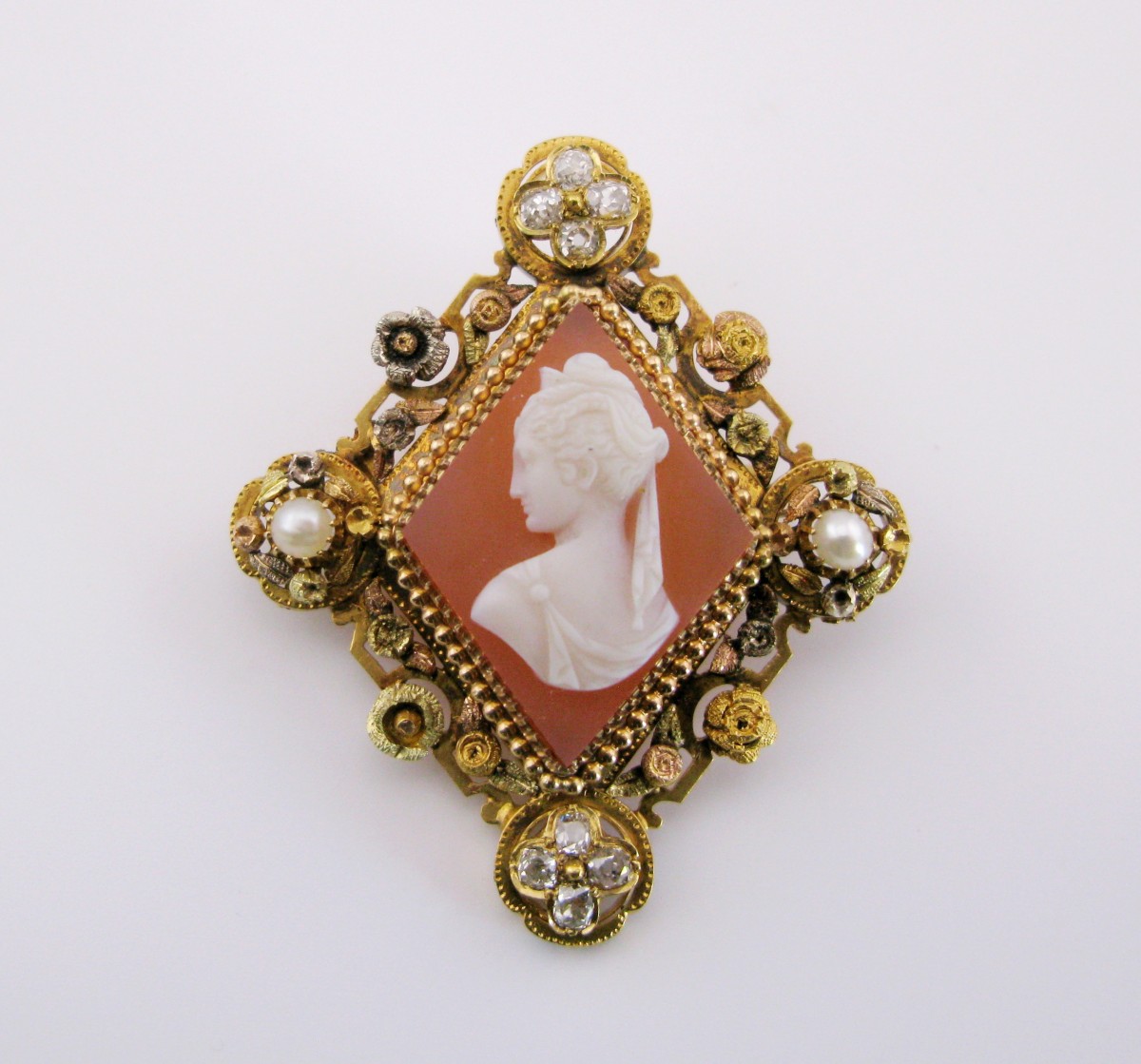 Broche camée antique en cornaline et pierre dure, or 18 carats, diamants et perles