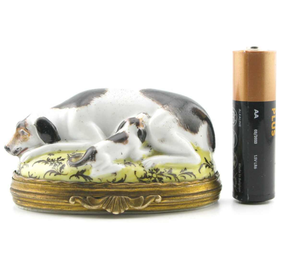 Tabatière/bonbonnière en porcelaine de Mennecy, XVIIIe siècle, représentant un chien et un chio-photo-7