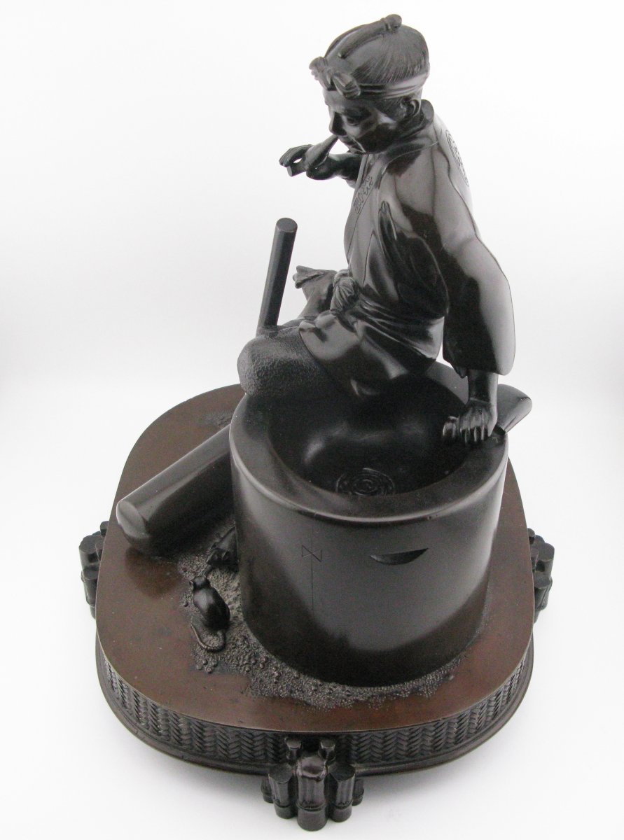 Sculpture de groupe okimono en bronze japonais Meiji d'un fabricant de riz mochi-photo-3