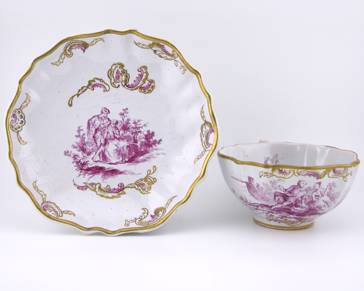 Tasse et soucoupe anciennes en faïence continentale, décor de style Meissen