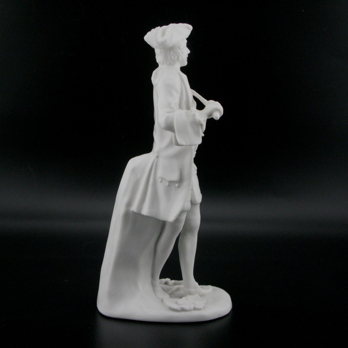 Mystérieuse figurine antique en porcelaine de Nymphenburg représentant un épéiste.-photo-2