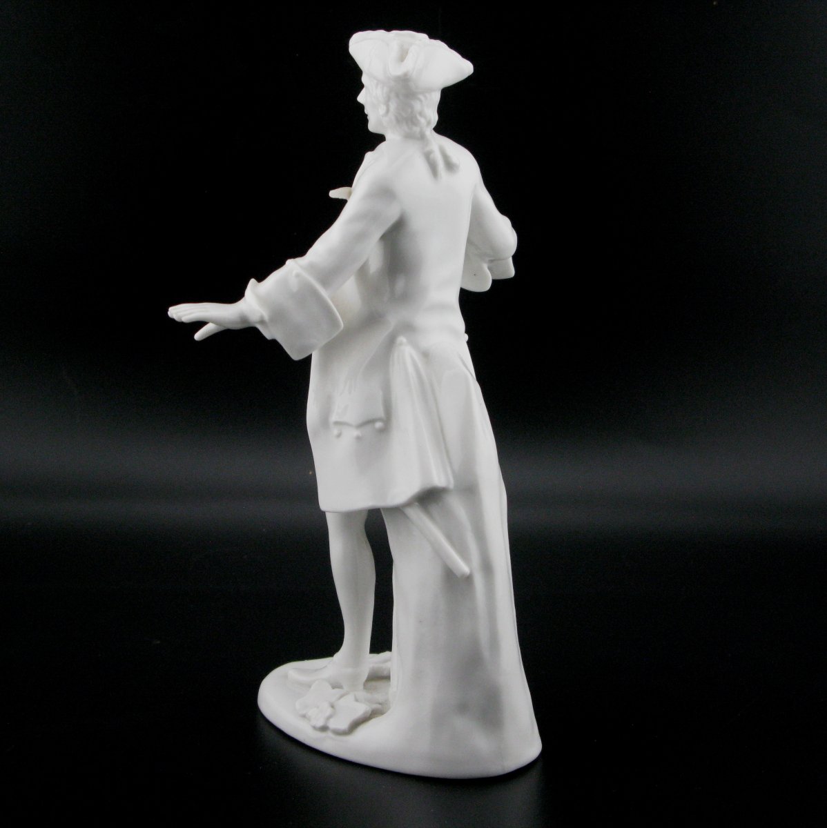 Mystérieuse figurine antique en porcelaine de Nymphenburg représentant un épéiste.-photo-4