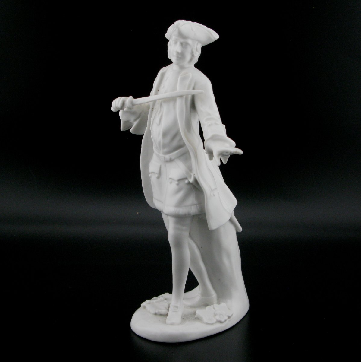 Mystérieuse figurine antique en porcelaine de Nymphenburg représentant un épéiste.-photo-2