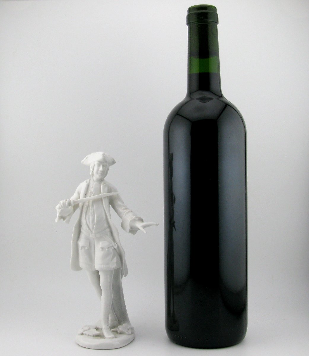 Mystérieuse figurine antique en porcelaine de Nymphenburg représentant un épéiste.-photo-5