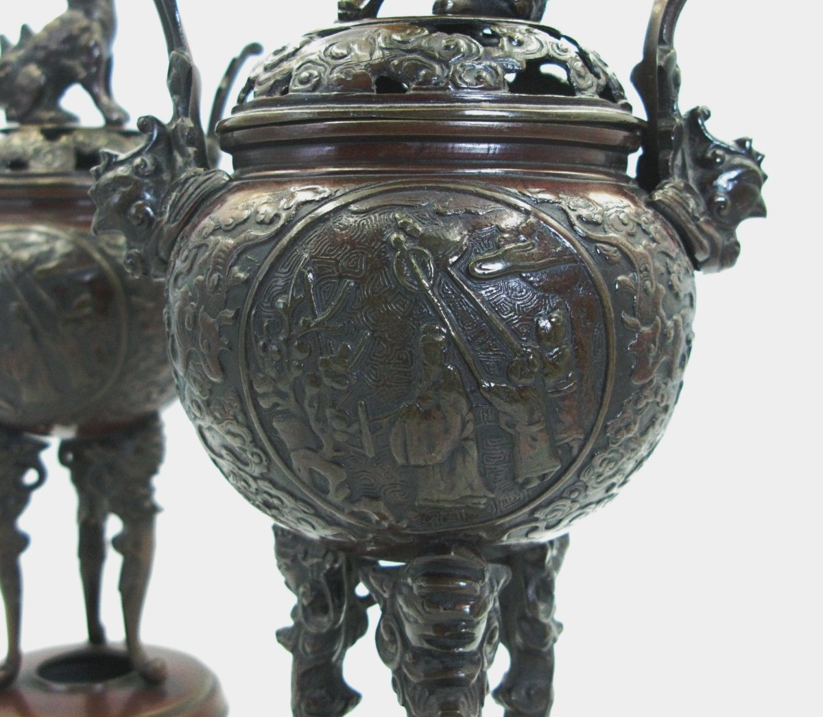 Paire de grands brûle-encens koro en bronze, datant de l'ère Meiji (vers 1900).-photo-4