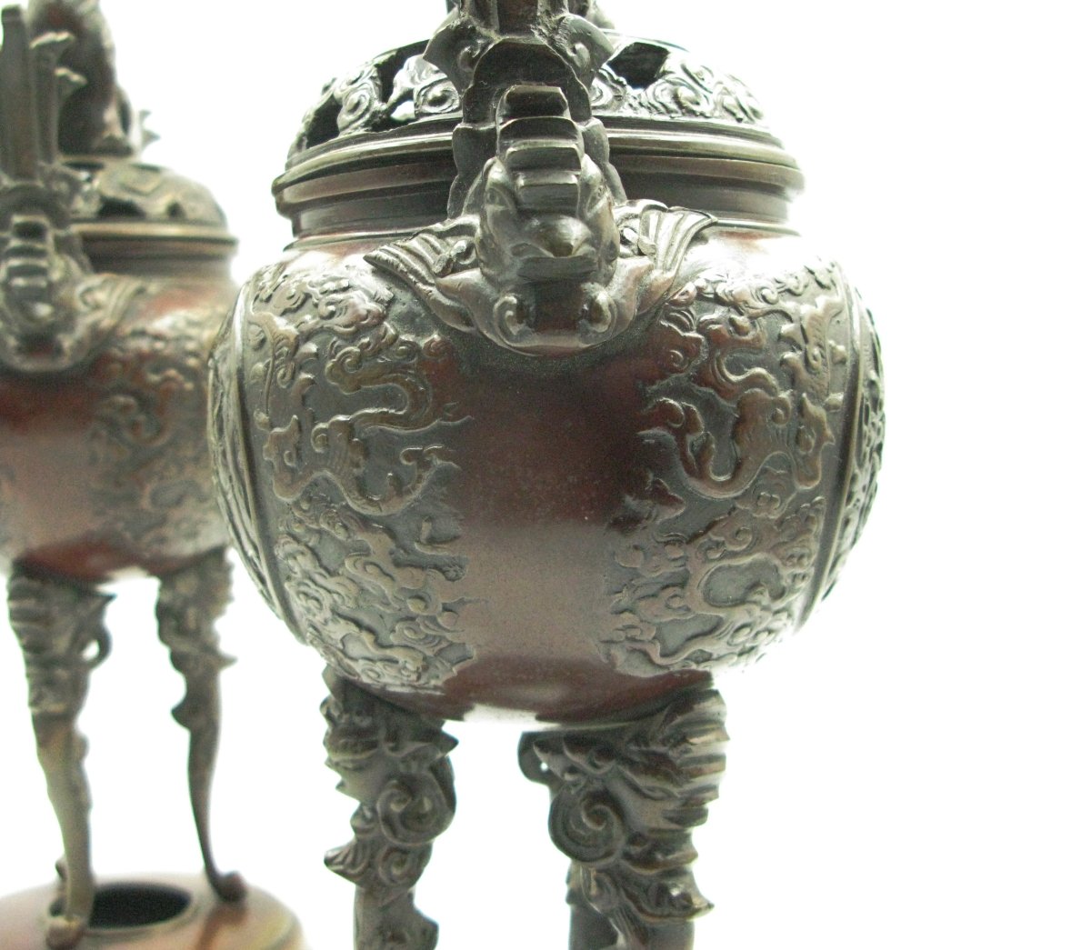 Paire de grands brûle-encens koro en bronze, datant de l'ère Meiji (vers 1900).-photo-1