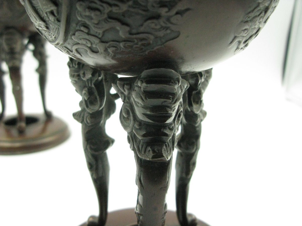Paire de grands brûle-encens koro en bronze, datant de l'ère Meiji (vers 1900).-photo-3