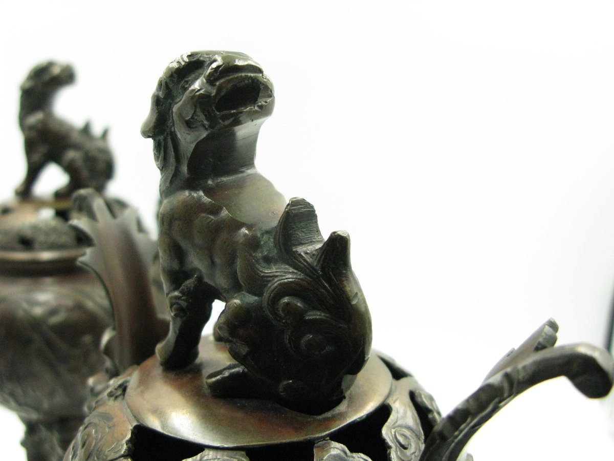 Paire de grands brûle-encens koro en bronze, datant de l'ère Meiji (vers 1900).-photo-4