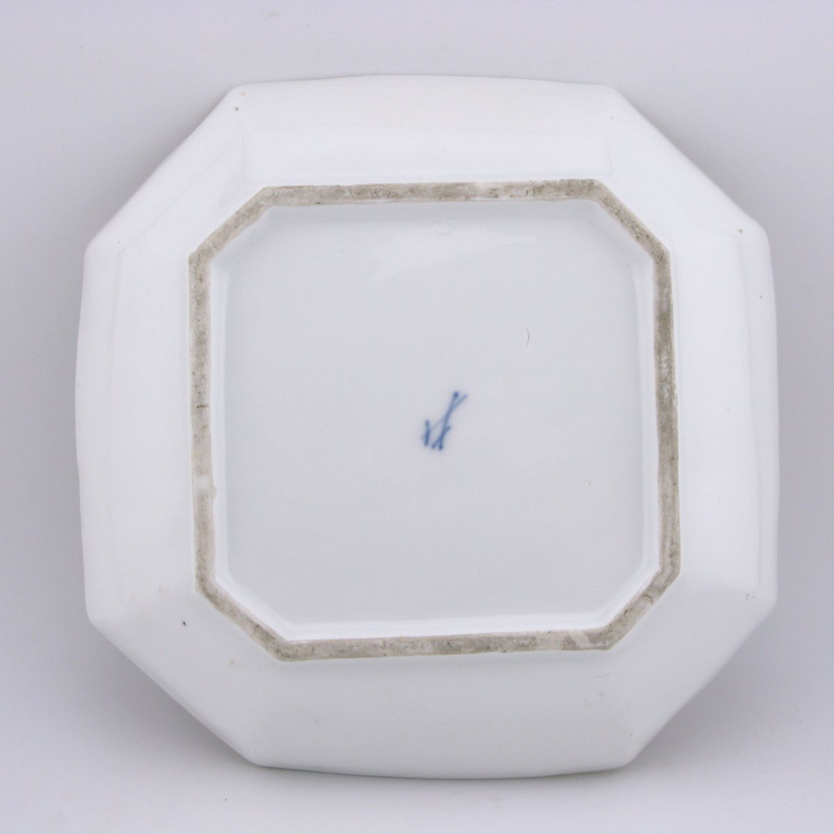 Plat octogonal en porcelaine de Meissen, XVIIIe siècle, vers 1740-photo-3