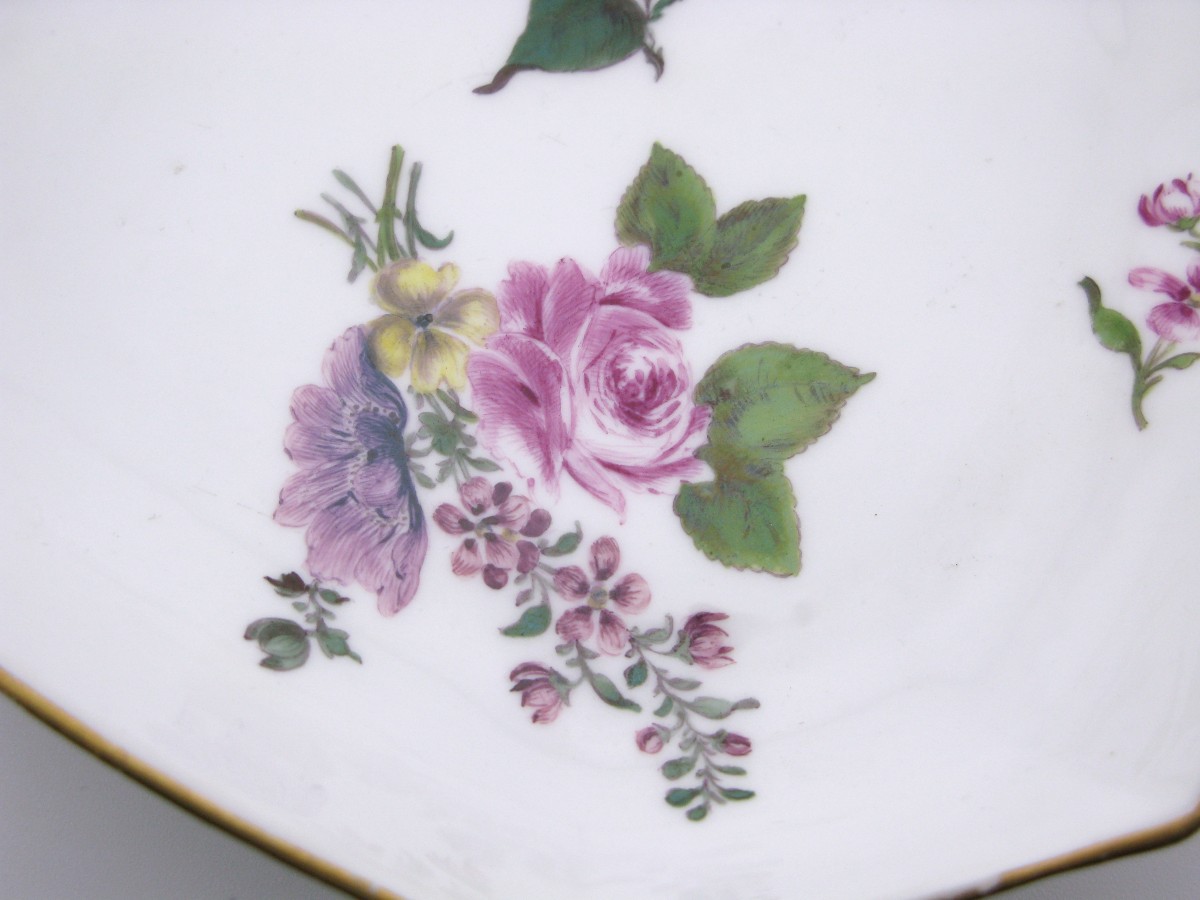 Plat octogonal en porcelaine de Meissen, XVIIIe siècle, vers 1740-photo-1