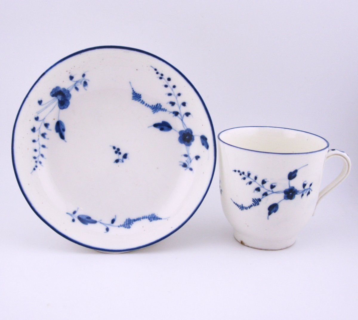 Tasse et soucoupe en porcelaine de Chantilly (décor « à la brindille »), XVIIIe siècle-photo-2