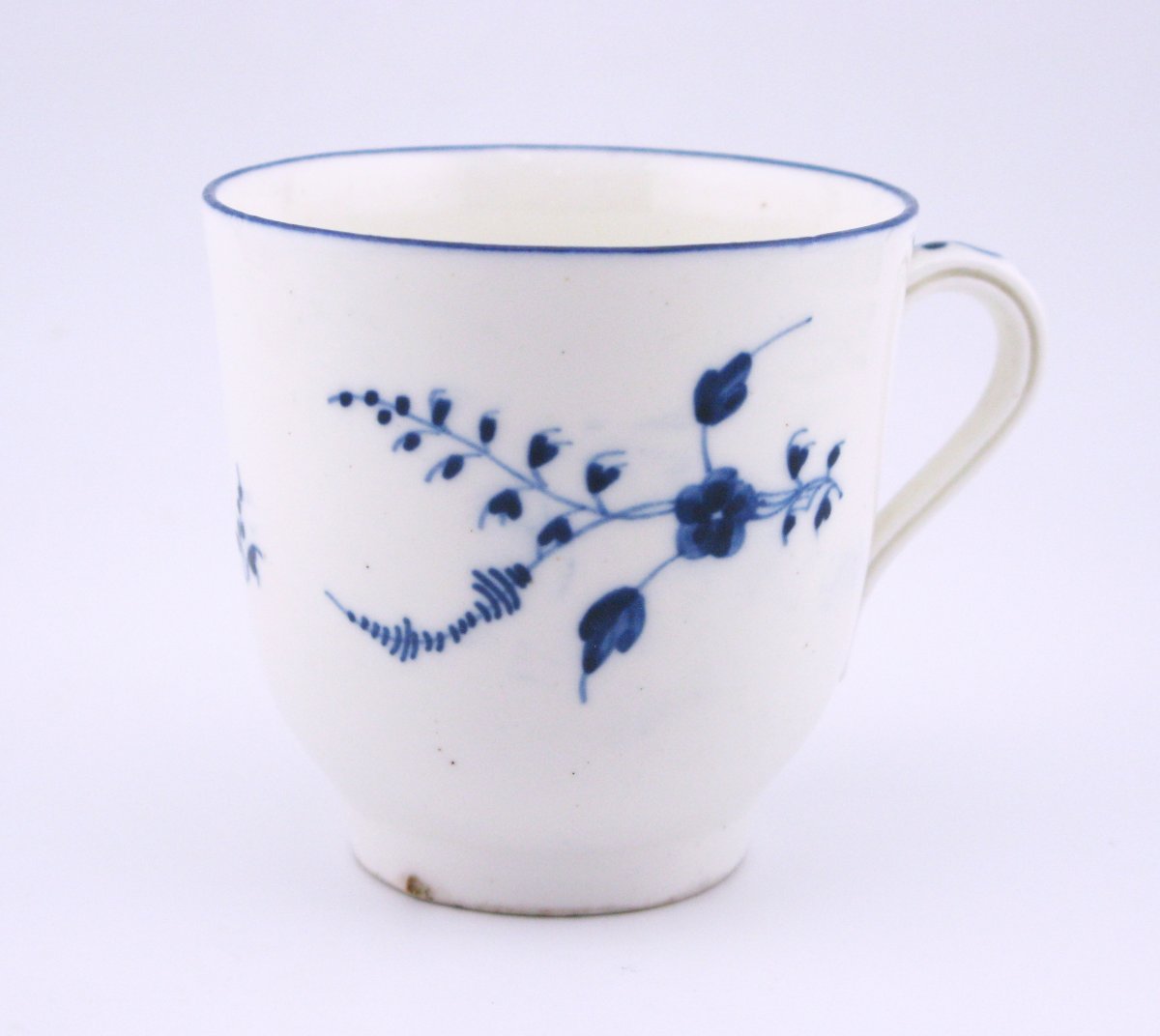 Tasse et soucoupe en porcelaine de Chantilly (décor « à la brindille »), XVIIIe siècle-photo-3