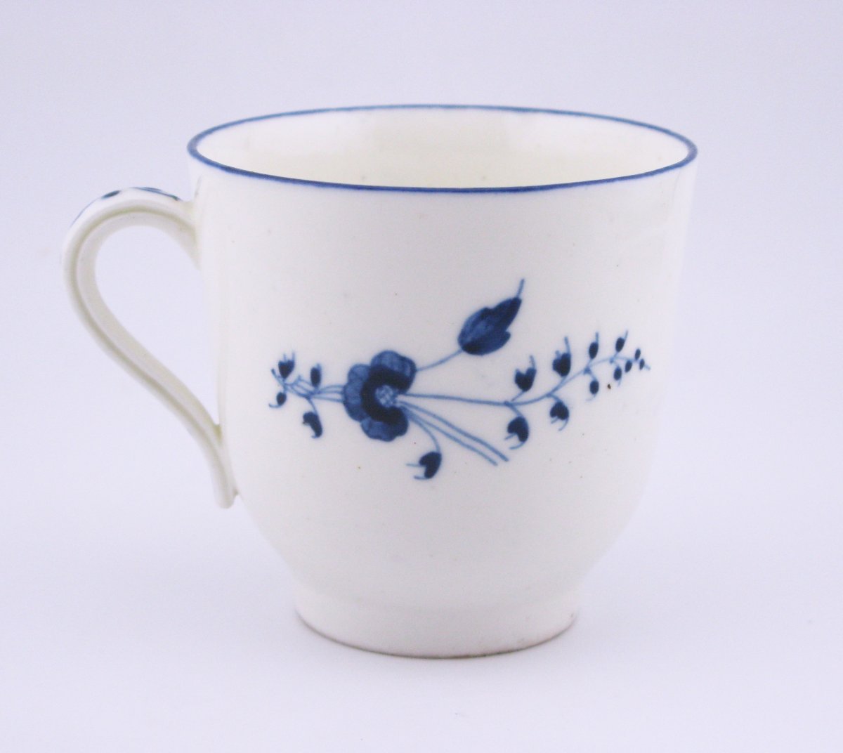 Tasse et soucoupe en porcelaine de Chantilly (décor « à la brindille »), XVIIIe siècle-photo-1