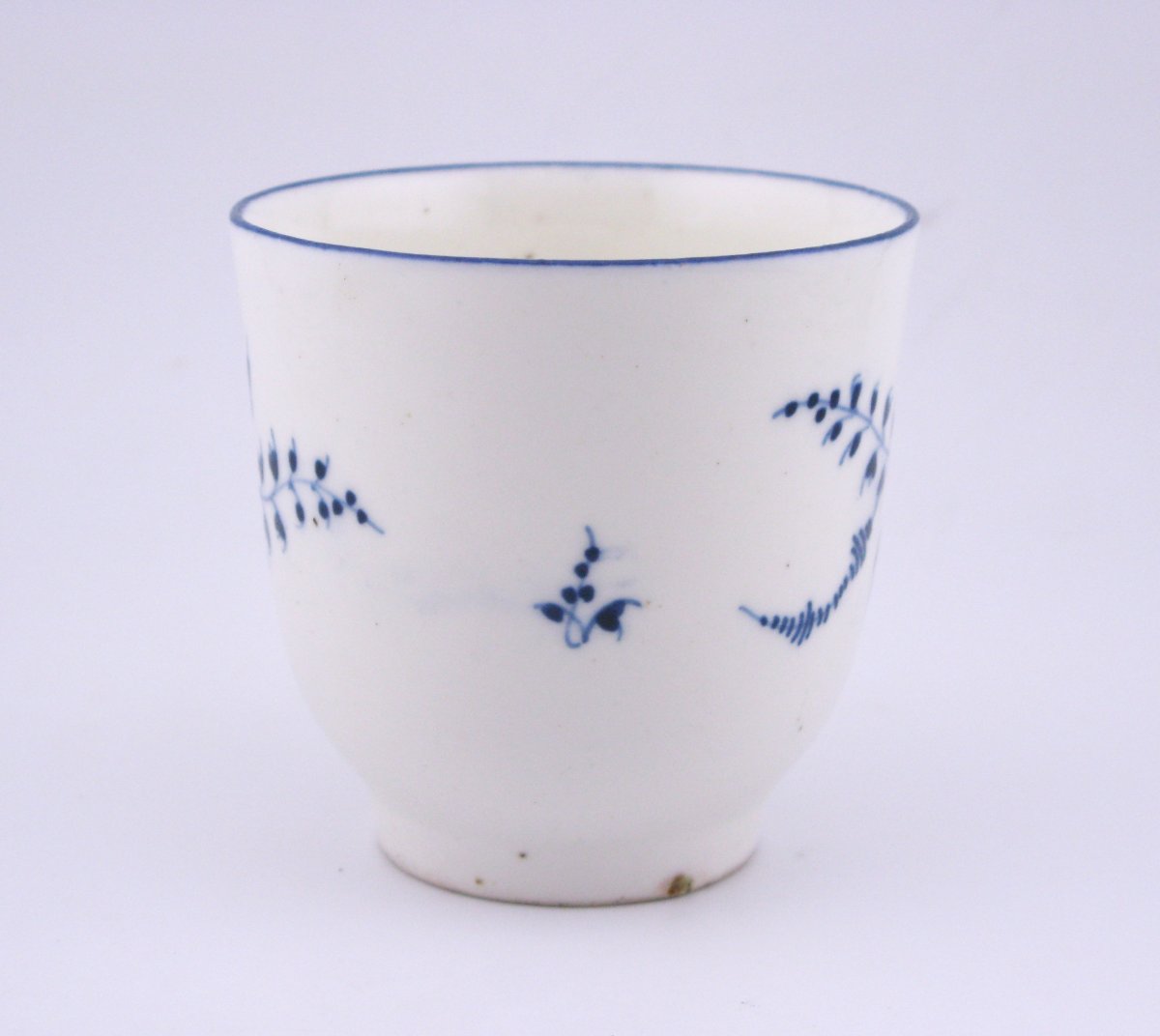 Tasse et soucoupe en porcelaine de Chantilly (décor « à la brindille »), XVIIIe siècle-photo-2