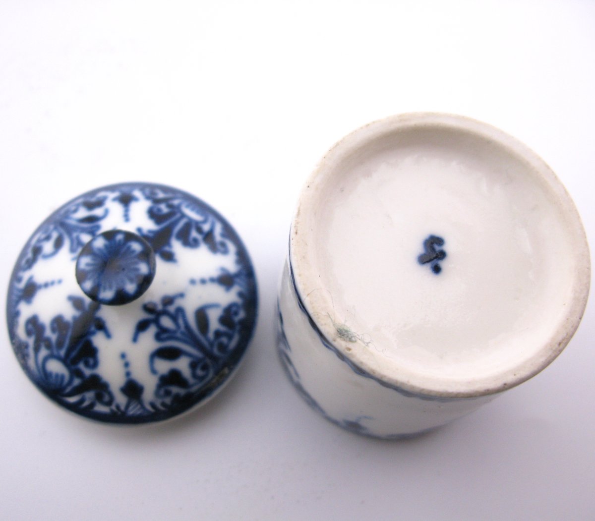 Saint-cloud Porcelain Manufactory Miniature Toilet Jar, France, 18th Century-photo-2
