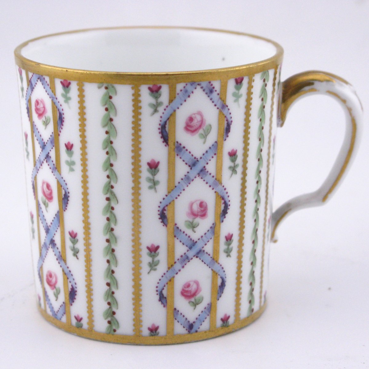 Tasse et soucoupe en porcelaine dure de Sèvres (époque précoce, vers 1777)-photo-2