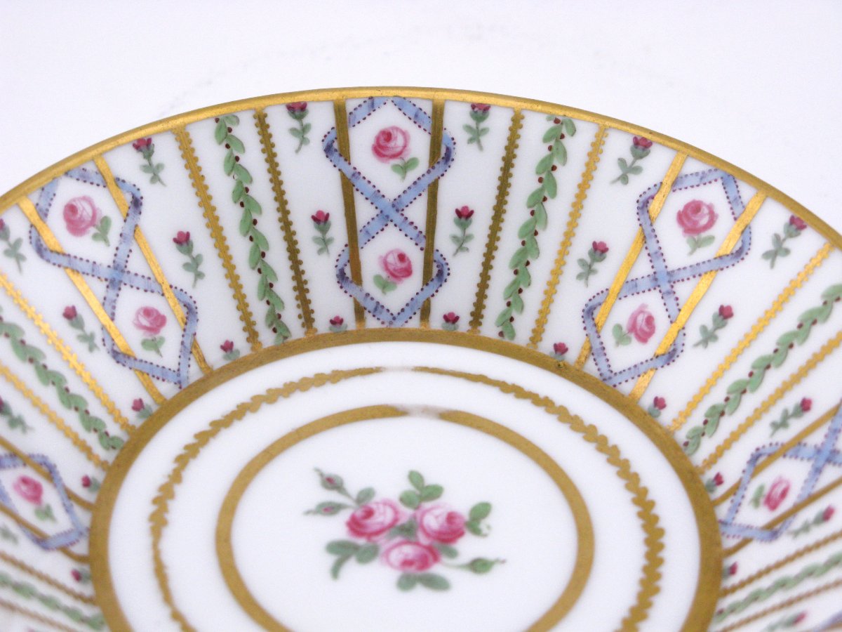 Tasse et soucoupe en porcelaine dure de Sèvres (époque précoce, vers 1777)-photo-3